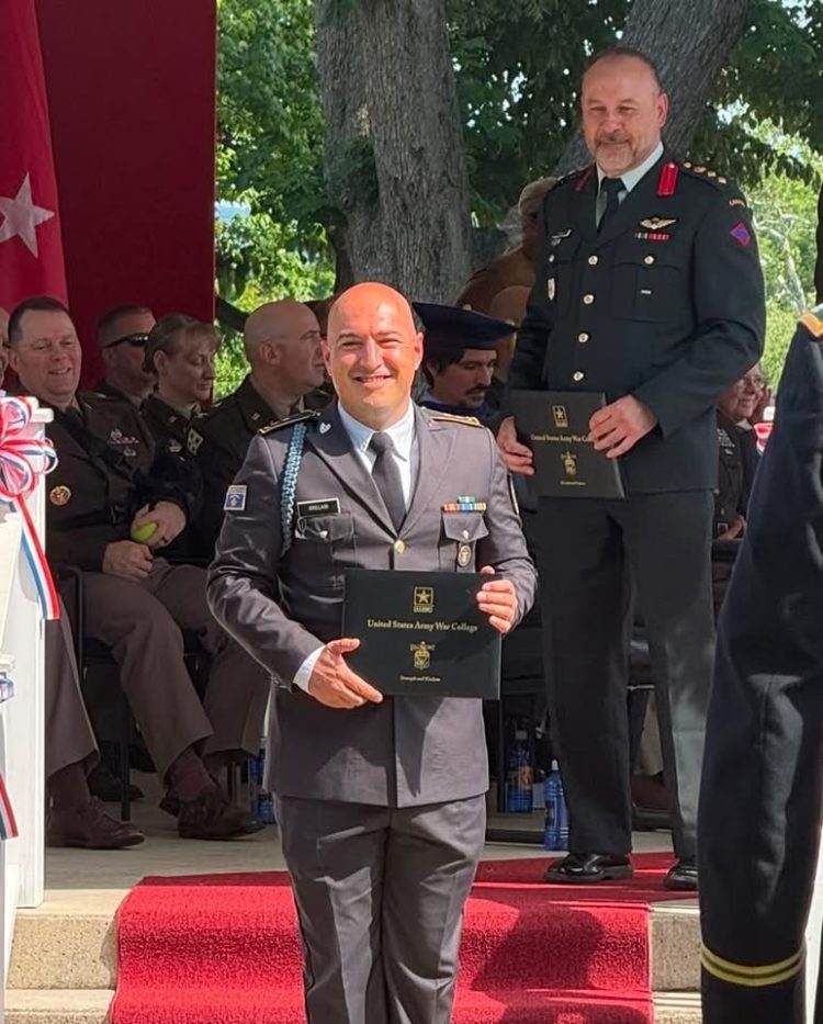 Nënkoloneli i FSK-së diplomon me sukses superior në ShBA