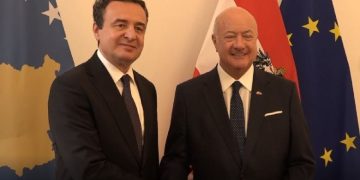 Kurti nis vizitën në Austri, pritet nga kancelari Christian Stocker