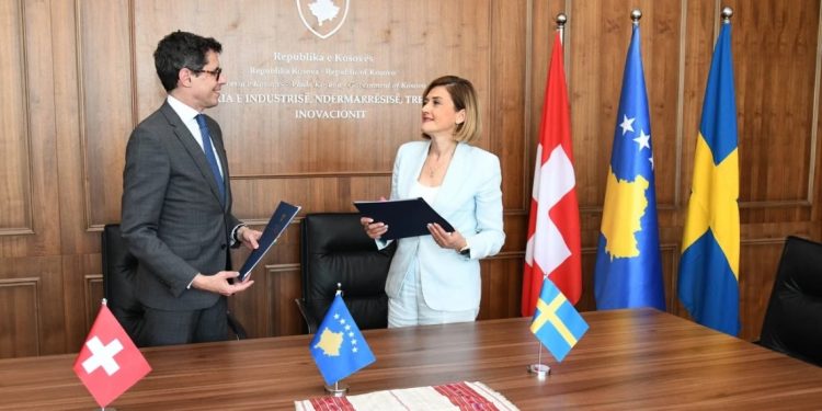 Kosova dhe Zvicra nënshkruajnë marrëveshje, 8.78 milionë franga për transformimin e gjelbër të bizneseve