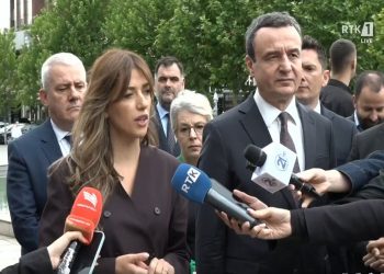 Haxhiu dhe Kurti nderojnë Rugovën, Demaçin dhe Zahir Pajazitin