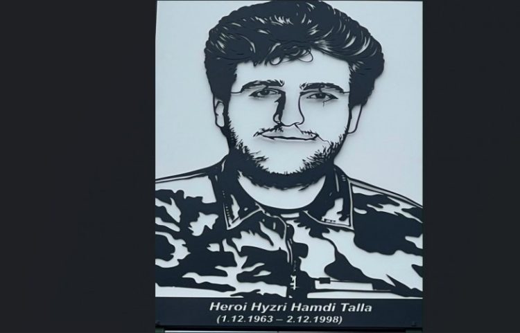 Në Ditën e Çlirimit, bashkëluftëtarët nderojnë dëshmorin Hyzri Talla