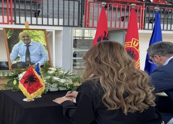 U.d. presidentja Haxhiu vizitoi familjen Jashari për ngushëllime