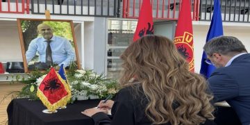 U.d. presidentja Haxhiu vizitoi familjen Jashari për ngushëllime