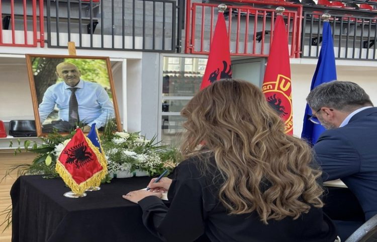 U.d. presidentja Haxhiu vizitoi familjen Jashari për ngushëllime