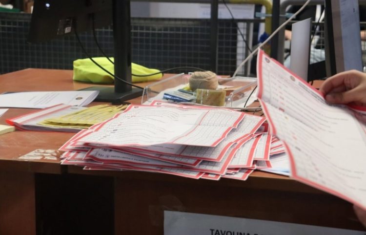 Numërohen 80 kuti të votave me postë, LVV kryeson me mbi 69 për qind