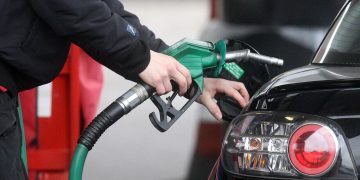 Çmimet e naftës vazhdojnë të bien pas nënshkrimit të marrëveshjes ShBA-Iran