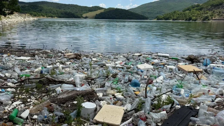 Ndotja pranë Liqenit të Badovcit ngre alarmin, kërkohen masa urgjente