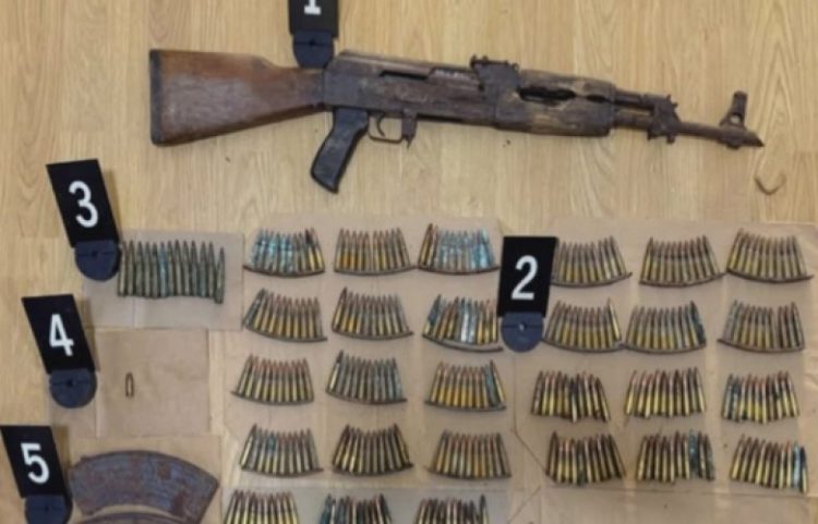 Policia gjen armë e municion në tri lokacione në Zubin Potok