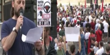 Protestuesit në Shqipëri paraqesin 5 kërkesa