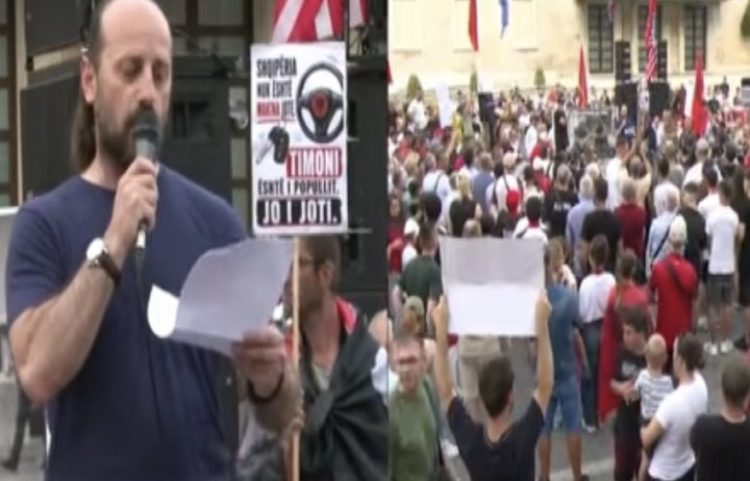 Protestuesit në Shqipëri paraqesin 5 kërkesa