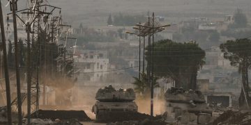 Tanket izraelite hyjnë në Quneitra të Sirisë