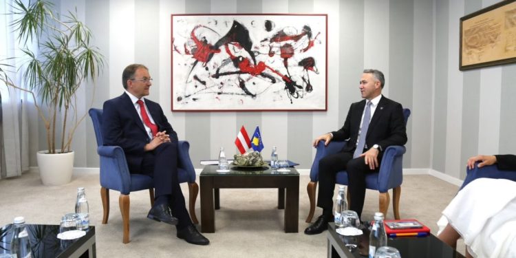 Zulfaj takon ambasadorin austriak, diskutohet integrimi i Kosovës në BE