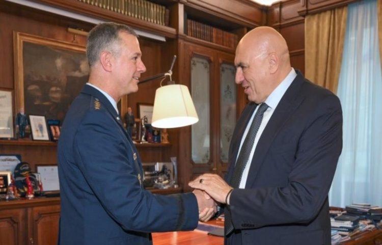 Komandanti i Forcave Aleate për Evropë diskuton në Romë për Kosovën