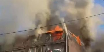 Zjarr i madh përfshin një ndërtesë banimi në Prishtinë