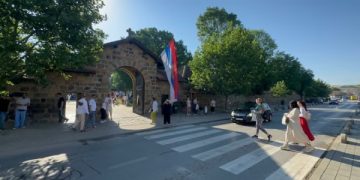 Ndalohet qarkullimi i automjeteve në Graçanicë