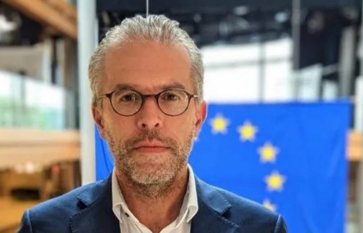 Reuten: Vuçiq po përdor taktikën e autokratëve për të qëndruar në pushtet