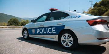 Policia e Kosovës ka dhënë detaje të reja lidhur me rastin vrasjes së F.H, 32 vjeç mbrëmë në rrugën “Sejdi Sejdiu”  në Ferizaj.  Sipas Policisë së Kosovës gjatë ekzaminimit të vendit të ngjarjes është konstatuar një plagë që dyshohet se është shkaktuar nga arma e zjarrit.  Për këtë rast është arrestuar M.B, 48 vjeç, në banesën e të cilit dyshohet se kishte nisur ngjarja, si dhe vajza e tij 24-vjeçare e cila ka pësuar lëndime dhe po trajtohet në QKUK.  “Nga hetimet fillestare rezulton se ngjarja ka ndodhur në banesën e M.B. (48 vjeç), ku në momentin e incidentit ndodheshin aty bashkëshortja, si dhe vajza e tij A.R. (24 vjeçe). Kjo e fundit ka pësuar lëndime trupore dhe është dërguar për trajtim mjekësor në Qendrën Klinike Universitare të Kosovës (QKUK).Pas ekzaminimit të vendit të ngjarjes, ekziston dyshimi i bazuar se rasti ndërlidhet me veprën penale “Vrasje e rëndë’, ka njoftuar Zyra për Informim  e drejtorisë së Policisë në Ferizaj.  Me vendim të prokurorit të rastit, i dyshuari M.B. është ndaluar për 48 orë. Po ashtu, edhe ndaj A.R. është lëshuar vendim për ndalim prej 48 orësh, mirëpo ajo vazhdon të mbetet nën trajtim mjekësor në QKUK.  Trupi i pajetë i viktimës është dërguar në Institutin e Mjekësisë Ligjore në Prishtinë për obduksion.