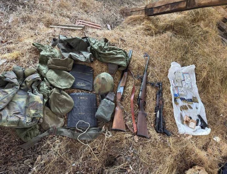 Policia sekuestron armë dhe pajisje tjera në dy shtëpi të pabanuara në Leposaviq