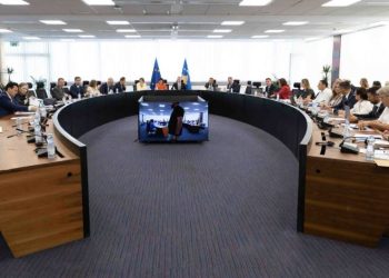 Zyrtarja e lartë e BE-së nis vizitën në Kosovë, diskutohet progresi i reformave