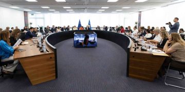 Zyrtarja e lartë e BE-së nis vizitën në Kosovë, diskutohet progresi i reformave