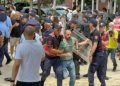 Rëndohet situata para Kuvendit/ Disa të shoqëruar nga policia, mes tyre dhe Dritan Goxhaj!