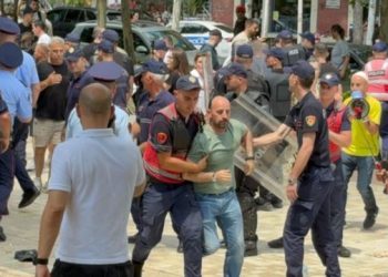 Rëndohet situata para Kuvendit/ Disa të shoqëruar nga policia, mes tyre dhe Dritan Goxhaj!
