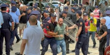Rëndohet situata para Kuvendit/ Disa të shoqëruar nga policia, mes tyre dhe Dritan Goxhaj!