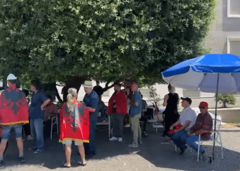 Dita e 22-të e protestës, disa qytetarë me çadra plazhi prej mëngjesit para Kryeministrisë