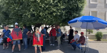 Dita e 22-të e protestës, disa qytetarë me çadra plazhi prej mëngjesit para Kryeministrisë