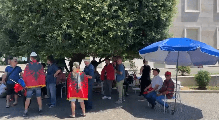 Dita e 22-të e protestës, disa qytetarë me çadra plazhi prej mëngjesit para Kryeministrisë