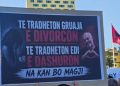 Revolucioni i Flamingove, pankartat e protestuesve në Bulevard ditën e gjashtë