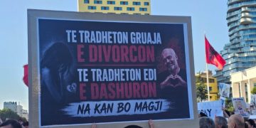 Revolucioni i Flamingove, pankartat e protestuesve në Bulevard ditën e gjashtë