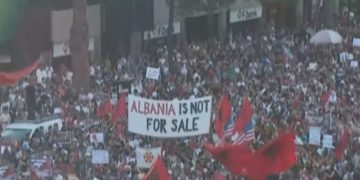 Protesta e 11 në Tiranë/ Nga sheshi “Skënderbej”, marshim drejt Kryeministrisë, shqiptarët kërkojnë dorëheqjen e Ramës