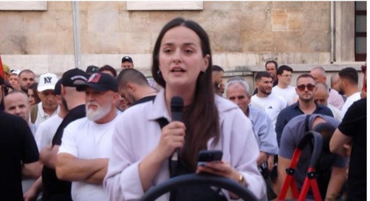 Protesta , organizatorja Sidorela Vatnikaj rilexon kërkesat e paraqitura disa ditë më parë nga Dritan Goxhaj