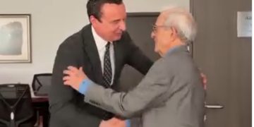 Kurti pret në takim profesorin amerikan Daniel Serwer, diskutojnë për BE-në, NATO-n dhe sigurinë e Kosovës