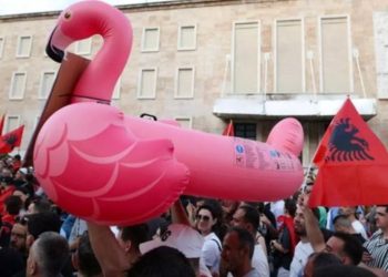 Protesta në Tiranë/ Analiza e medias franceze: Diaspora po mobilizohet masivisht dhe i ka lëshuar ultimatum Ramës