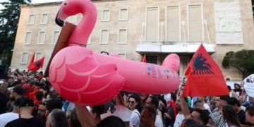 Protesta në Tiranë/ Analiza e medias franceze: Diaspora po mobilizohet masivisht dhe i ka lëshuar ultimatum Ramës