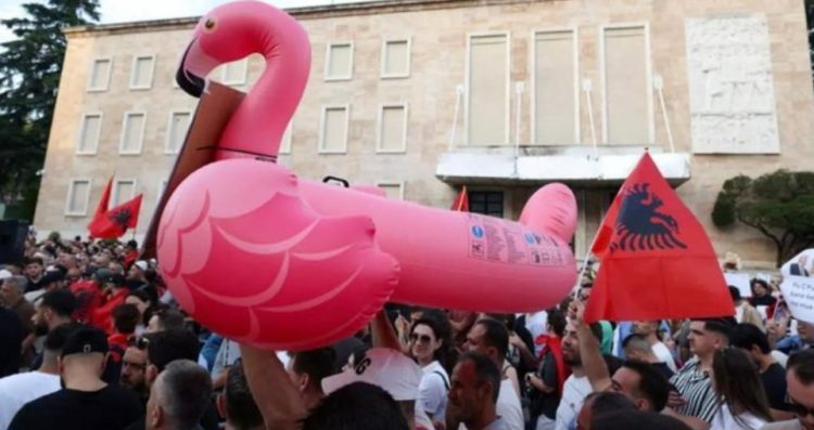 Protesta në Tiranë/ Analiza e medias franceze: Diaspora po mobilizohet masivisht dhe i ka lëshuar ultimatum Ramës