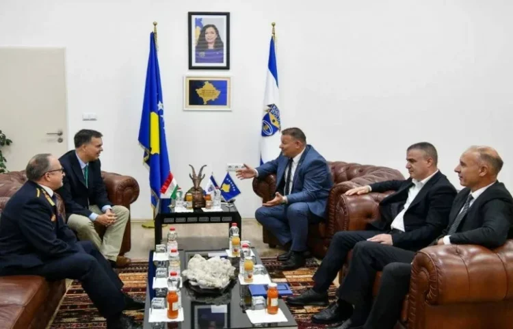 Hoxha pret ambasadorin hungarez, diskutohen çështjet e sigurisë