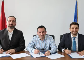 Po asfaltohet rruga “Agron Rrahmani” në Uglarë, nënshkruhet marrëveshja