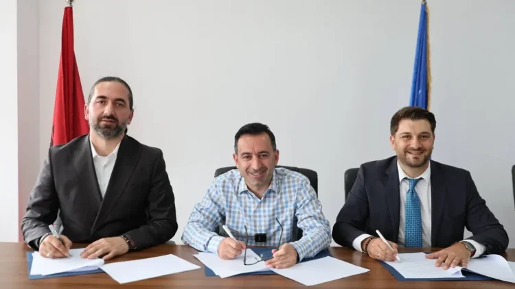 Po asfaltohet rruga “Agron Rrahmani” në Uglarë, nënshkruhet marrëveshja