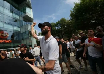 Prótestë e tensíone para Kuvendit në Shqipëri – përplasje me policinë dhe mbi 20 të shoqëruar