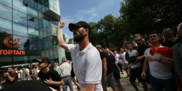 Prótestë e tensíone para Kuvendit në Shqipëri – përplasje me policinë dhe mbi 20 të shoqëruar