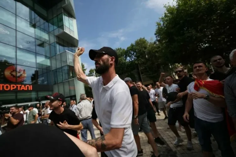 Prótestë e tensíone para Kuvendit në Shqipëri – përplasje me policinë dhe mbi 20 të shoqëruar