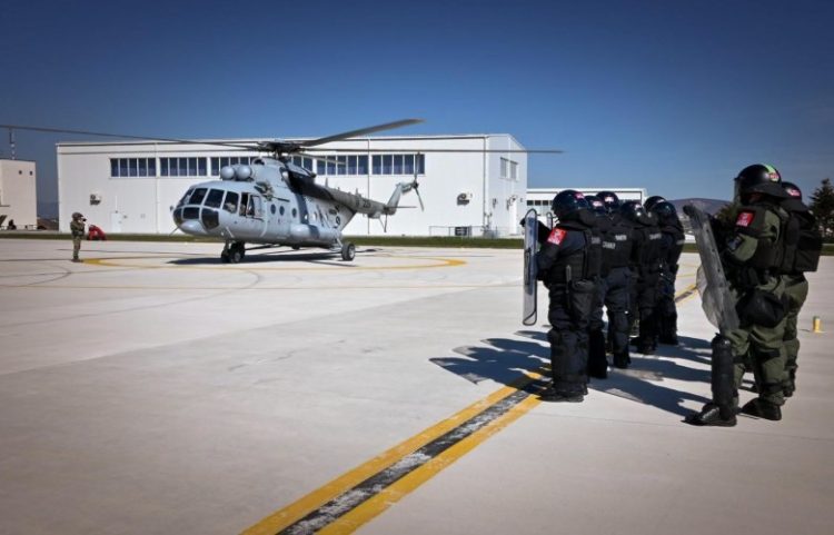 KFOR zhvillon stërvitje me helikopterë në Camp Film City në Prishtinë