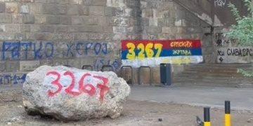 Përvjetori i gje*nocidit: Mohim,súlm ndaj shkrimtarit e grafite për Mladiqin