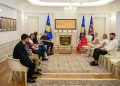 Haxhiu dekoron grupin “Marigona” për kontributin në muzikën rock