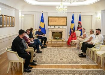Haxhiu dekoron grupin “Marigona” për kontributin në muzikën rock