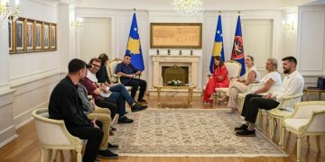 Haxhiu dekoron grupin “Marigona” për kontributin në muzikën rock