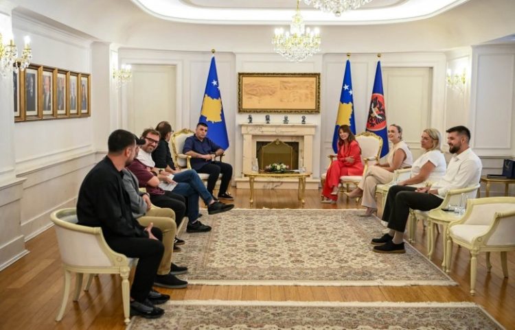 Haxhiu dekoron grupin “Marigona” për kontributin në muzikën rock